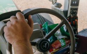 Уряд спростив для водіїв доступ до роботи на сільгосптехніці