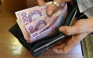 Яка середня зарплата в Україні: інформація Держстату