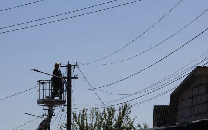 Відключення світла у пяти областях: наслідки обстрілів і негоди