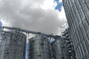 Позови на сотні мільйонів гривень. Потерпілі від махінацій фірми, близької до ексміністра, пішли в суди