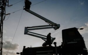 Відключення світла у шести областях через обстріли: дані Укренерго